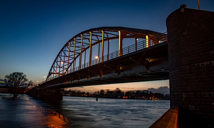De Wilhelminabrug in Deventer verlicht in blauwgele Oekraïense kleuren.