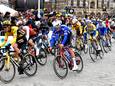 Mathieu van der Poel (in het blauw-zwarte tenue) in het peloton, met vlak achter zich Wout van Aert (in het geel-zwarte tenue van Jumbo-Visma).