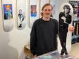Gilles Debruyne, winkel verantwoordelijke Bolts Skateshop met de speciale skateboard met een foto van Arno