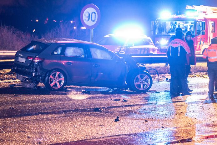 De chauffeur van deze auto, die inreed op de overstekende wagen van het echtpaar uit Nukerke, moest zijn rijbewijs inleveren