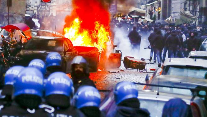 Rellende Frankfurt-hooligans houden huis in Napels en dat terwijl ze het stadion niet eens in mogen 