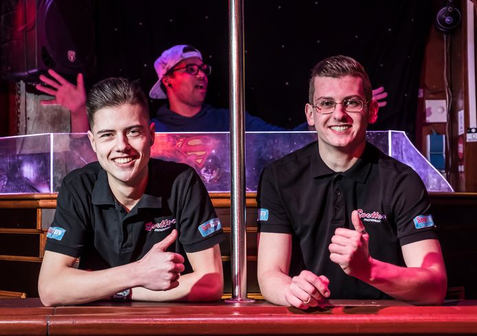 Vrienden Jurre van den Hoogenband (rechts) en Yannick Boumans zijn er helemaal klaar voor. Het eerste feest voor 12-plus is vrijdag 2 maart.