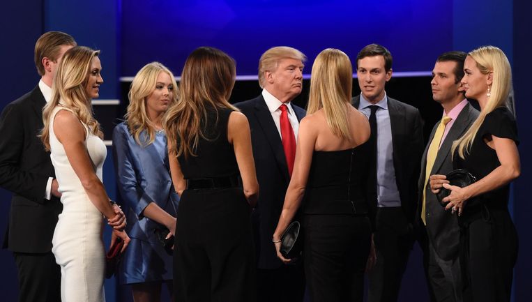 Donald Trump met zijn familie, na zijn laatste debat met Hillary Clinton, 19 oktober. Beeld afp