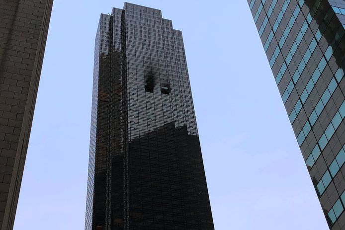 In de Trump Tower in New York is rond zes uur ’s avonds lokale tijd brand uitgebroken op de 50ste verdieping. De brand is inmiddels geblust. Een 67-jarige man is in het ziekenhuis overleden aan zijn verwondingen. Daarnaast liepen ook drie brandweerlieden "niet-levensbedreigende" verwondingen op.