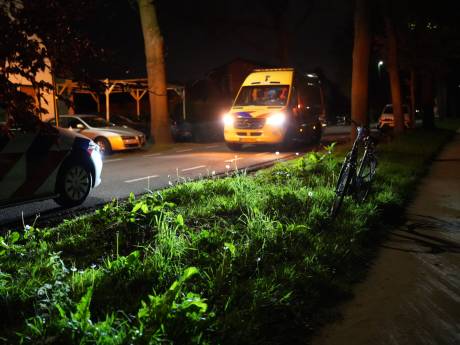 Voorbijganger vindt gewonde fietser op de weg in ’s Gravenmoer, niet duidelijk hoe lang man er al lag