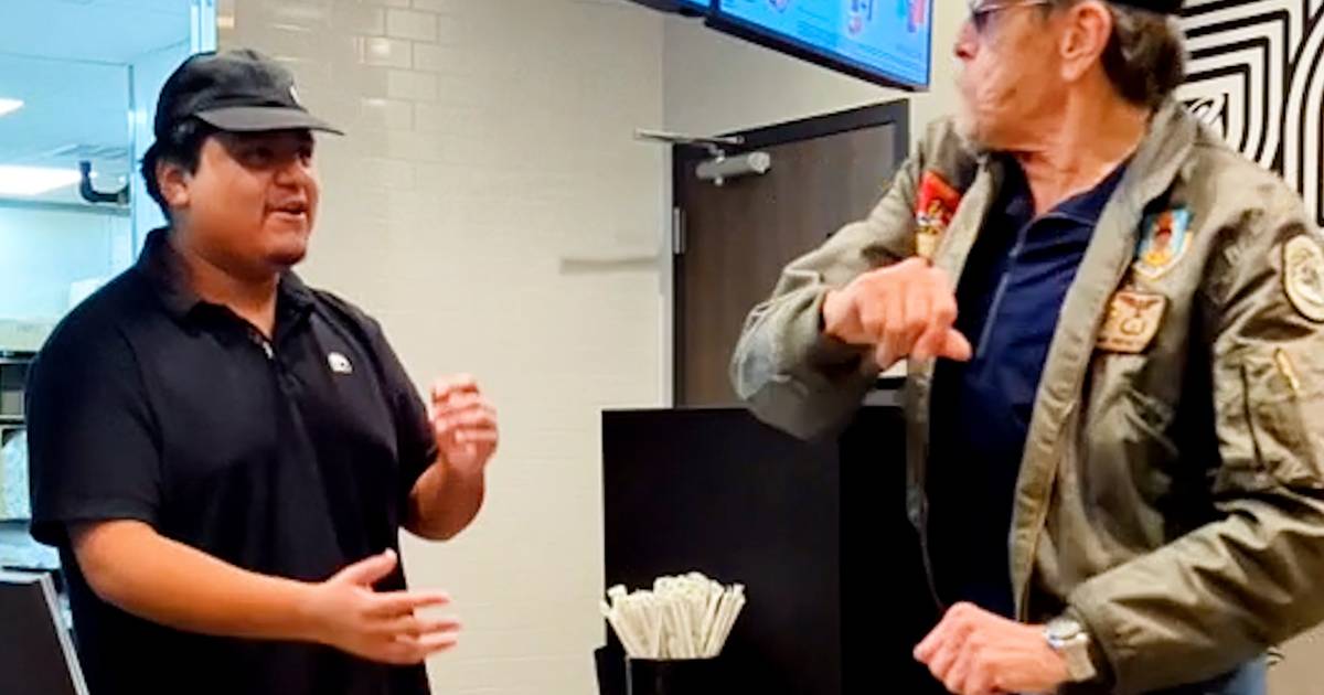 “È esploso!”  Americano arrabbiato distrugge il microonde con il burrito al cartoccio, incolpa la catena di fast food e dà un pugno in faccia al manager |  strano