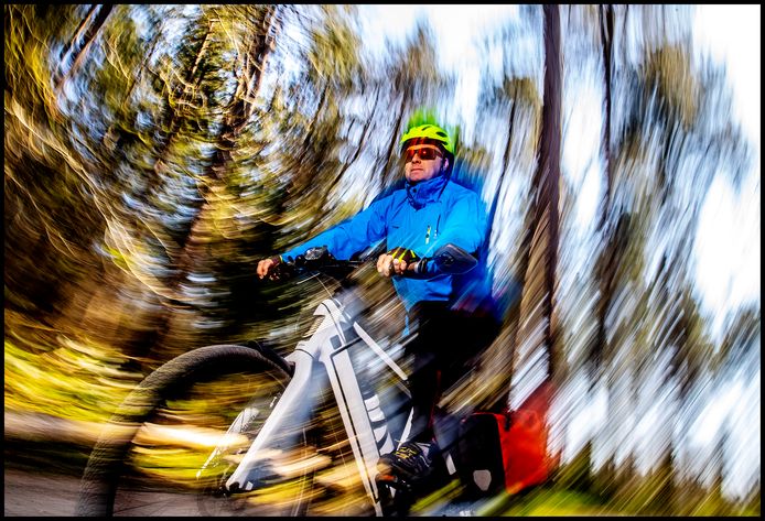 Martin de Vries rijdt op zijn speed-pedelec door Hilversum.