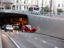 Het is weer raak in Arnhemse ‘brokkentunnel’: Auto botst tegen betonnen wand