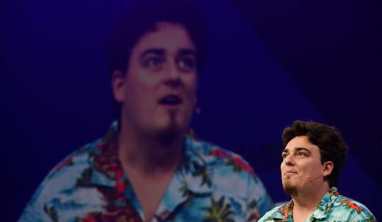 Techmiljardair in hawaïhemd bouwt de AI-wapens waar Trump en Hegseth van dromen