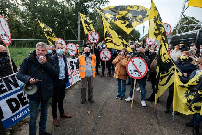 Vlaams Belang betoogde in het verleden meermaals tegen de bouwplannen van vzw Het Gezin.