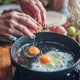 Fetapasta, move over: 'pesto-eieren' zijn de nieuwste eetbare TikTok-trend en die wil je nú proeven