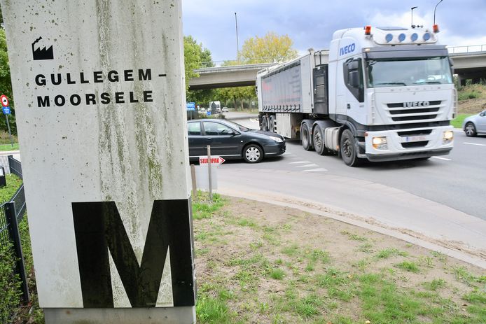 De drugs werden overgeladen op een parking van een bedrijf op de industriezone Gullegem-Moorsele. De politie kon de vrachtwagen (niet die op de foto) onderscheppen vlakbij het bedrijf Delta Light.