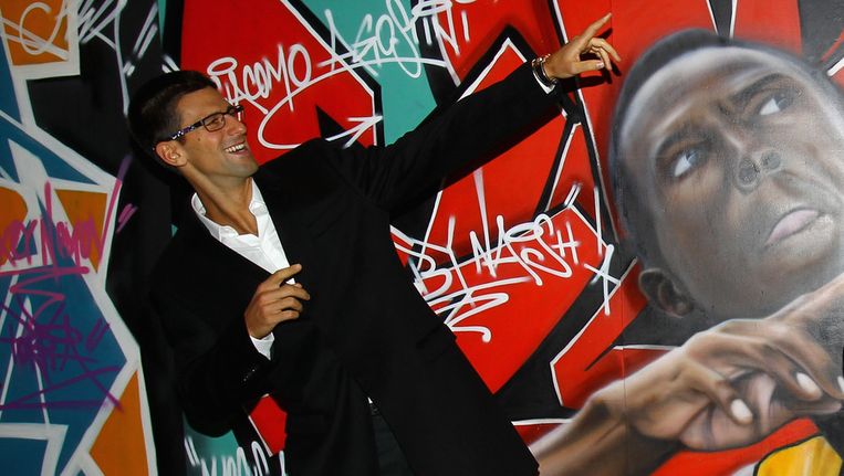 Novak Djokovic heeft dolle pret op de ceremonie van de Laureus Awards. Beeld GETTY
