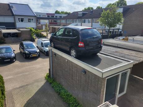 Bewoner parkeert auto op dak: ‘Ik vraag al een jaar om hulp, nu stonden ze er binnen een dag’