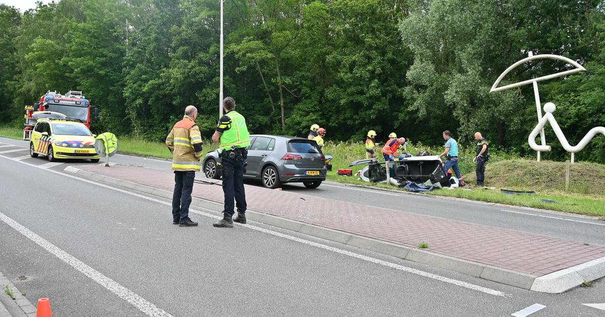 Bestuurder invalideauto raakt gewond bij botsing met auto, ook traumahelikopter opgeroepen.