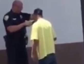 Politieman helpt dakloze man met scheren zodat hij een job kan krijgen
