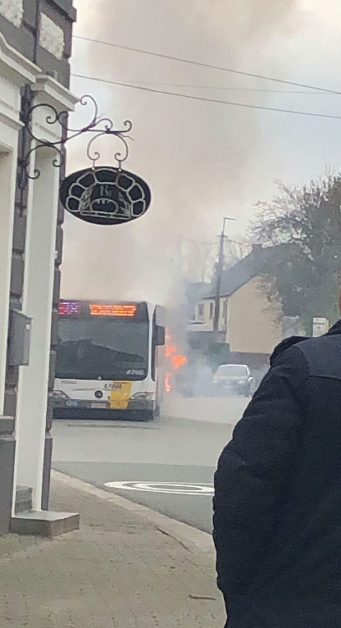 De bus vatte al rijdend vuur.