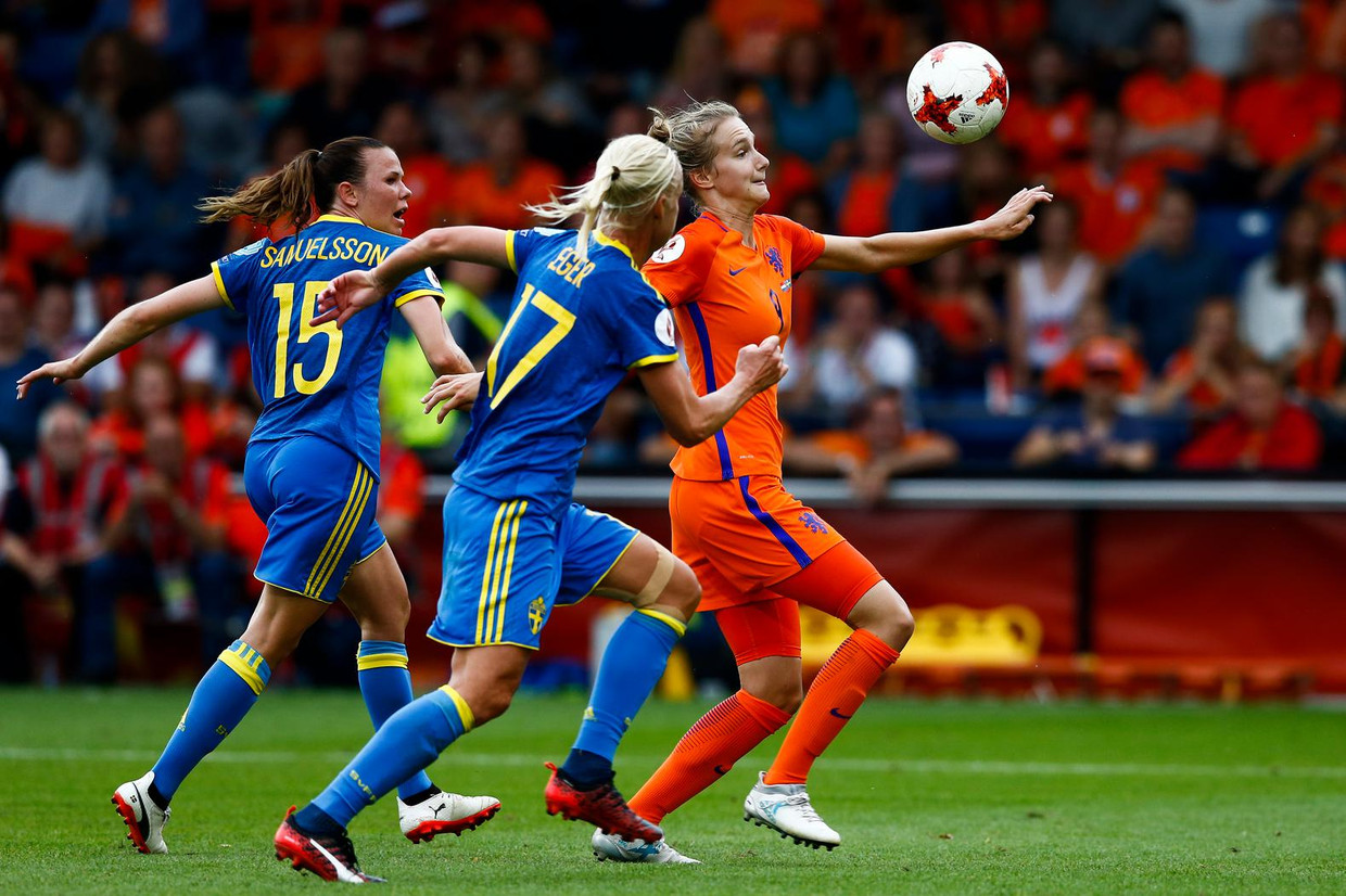 Vivianne Miedema in duel met Jessica Samuelsson en Caroline Seger van Zweden tijdens de kwartfinale tussen Nederland en Zweden. Beeld anp