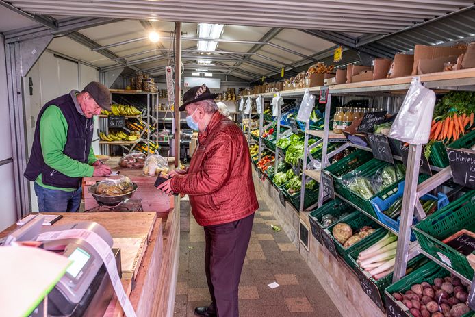 In de kringloopwinkel in Groesbeek worden ook groente en fruit verkocht voor mensen met een te smalle beurs.