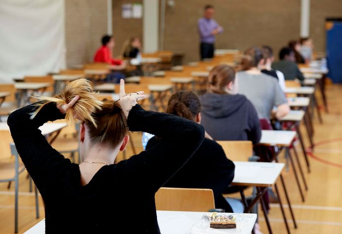 Examenkandidaten vinden dat het centraal examen ook dit schooljaar moet worden aangepast, omdat ze veel lessen hebben gemist.