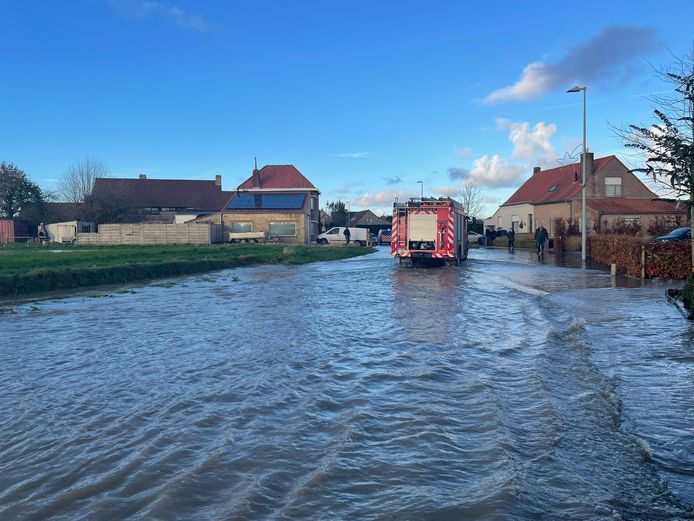 In Stavele staan enkele straten blank, zoals hier de Krombekestraat. Het gemeentelijk rampenplan is afgekondigd omdat de IJzer er uit zijn oevers dreigt te treden.