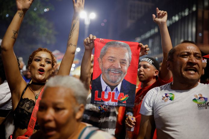 I sostenitori del nuovo presidente del Brasile festeggiano nel centro di San Paolo.