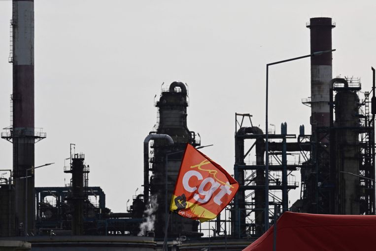 Een vlag van de Franse vakbondsbeweging CGT bij een raffinaderij van TotalEnergies in Frankrijk (archief). Beeld AFP