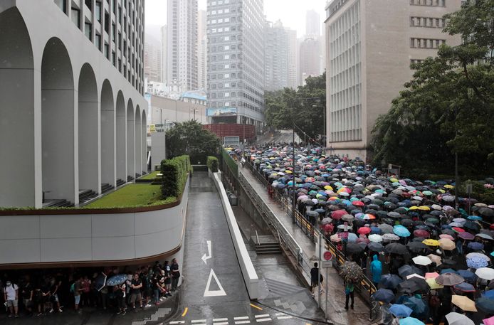 Duizenden betogers komen met paraplu’s op straat.