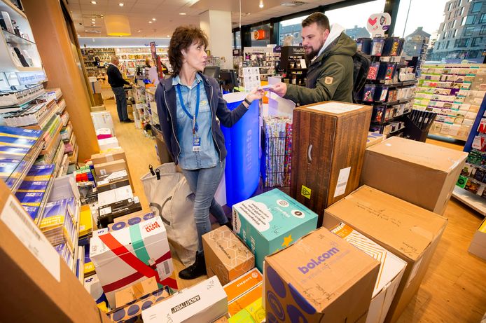 Honderden pakketjes per dag bij 'Het is zoeken naar opslagruimte' | Roosendaal bndestem.nl