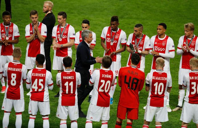 Jose Mourinho krijgt een erehaag van de spelers van Ajax.