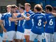 GVVV-middenvelder Mart de Jong (tweede van links) wordt geknuffeld na zijn eerste goal tegen Groen Ster.