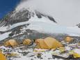 Des débris de tentes, d'équipements et d'emballages de nourriture sont éparpillés au camp 4 sur le mont Everest.