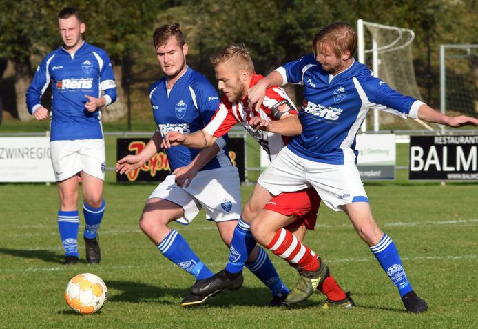 Stijn Olde Klieverink van Sluis wordt in de tang genomen door twee spelers van Lepelstraatse Boys.