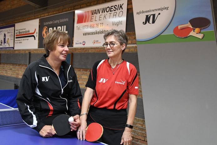 Voorzitter Lineke Kooyman (58) en Monika Coppens (60) spelen samen in het vierde team van JCV.