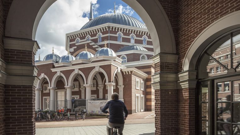 De Westermoskee combineert klassieke spitsboogramen uit de Turkse moskeecultuur met bakstenenornamentiek uit de Amsterdamse School. Beeld Foto: Harry Cock