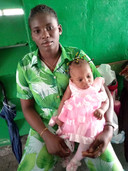 Plamedi en haar kindje. De jonge vrouw was in 2011 één van de eerste bewoners van het SOS Kinderdorp in Kinshasa.