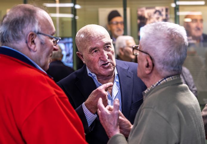 Voormalige gastarbeiders die in Zuilen werkten bij Demka en Werkspoor, kwamen zaterdag naar de opening van de expositie in het Museum van Zuilen. In het midden 'schaapherder' Vincent Fernandez.