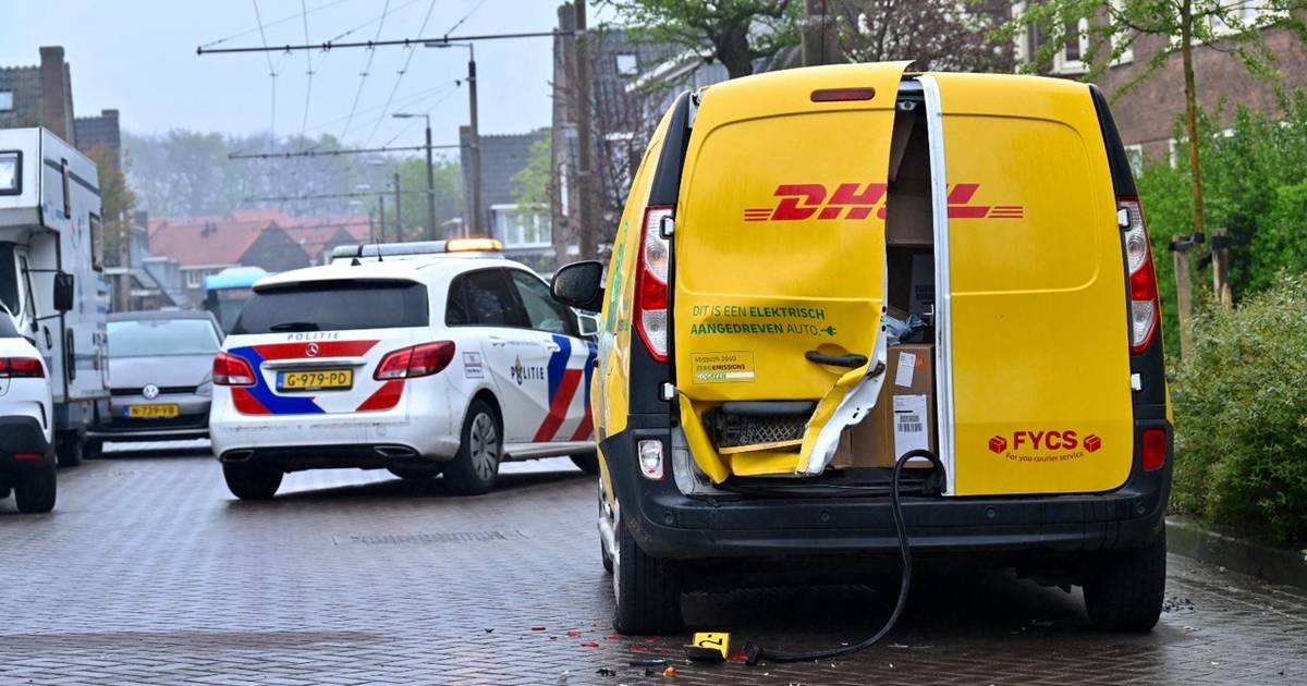 Pakketbezorger bekneld tussen bestelbus en auto door botsing.