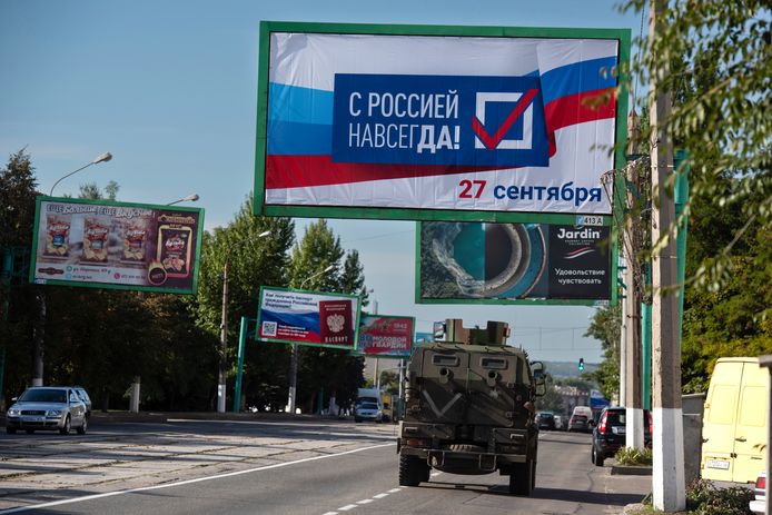 Een legervoertuig rijdt door Loehansk. Op het billboard staat "Voor altijd bij Rusland, 27 september", verwijzend naar het aanstaande referendum. (22/09/22)