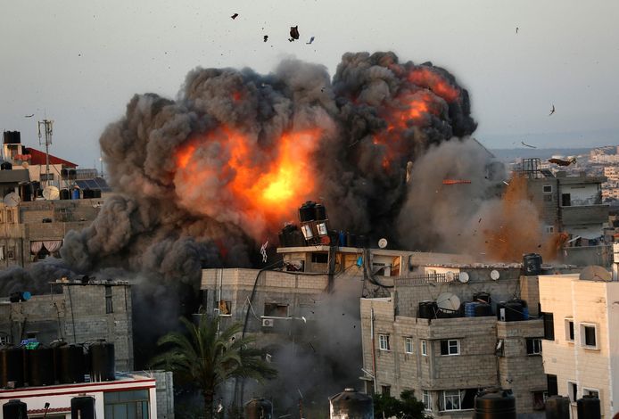 Een Israëlische raket raakt een gebouw in Gaza-stad.