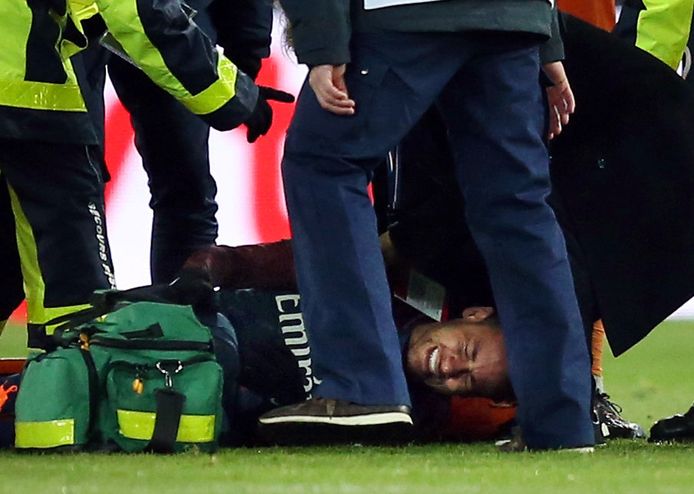 Neymar verbijt de pijn.