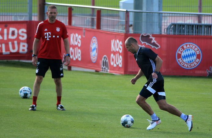 Onder het toeziend oog van Holger Broich werkte Arjen Robben vorige maand in München aan zijn comeback.