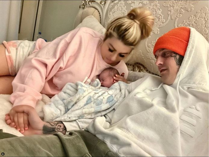 Aaron Carter, z'n verloofde en hun pasgeboren zoontje.