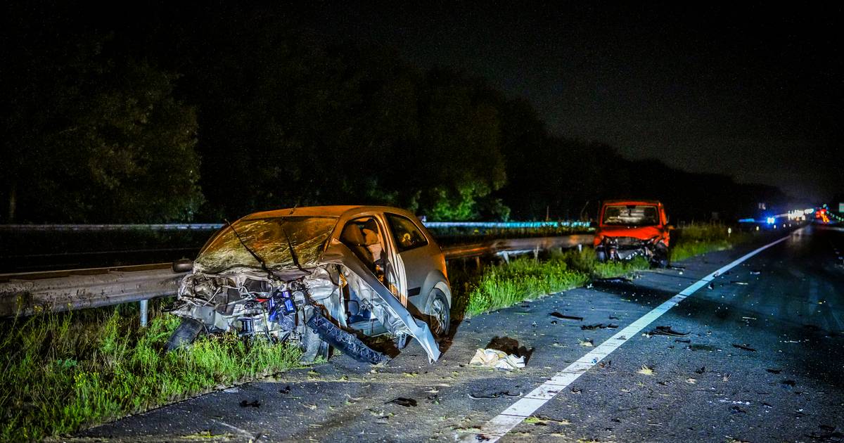 Auto en busje botsen hard tegen elkaar op A67 bij Liessel, een inzittende zwaargewond
