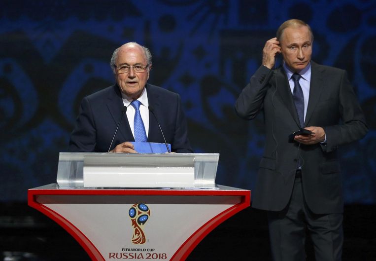 Sepp Blatter en Vladimir Poetin bij de loting. Beeld reuters