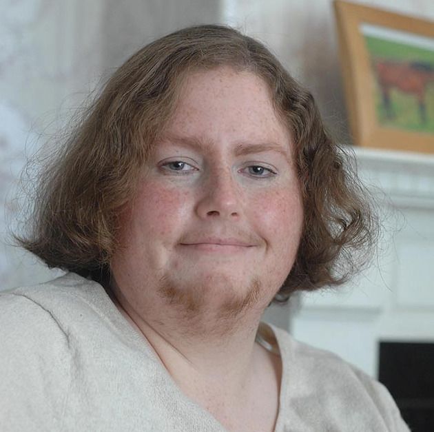 Britse vrouw laat snor én baard staan voor Movember | Bizar | hln.be