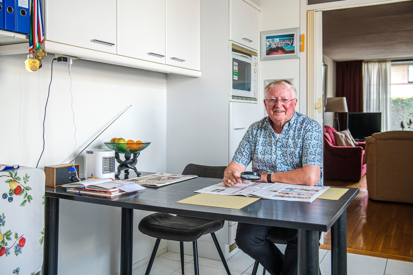 Hans van Belle, die vertelt over de naoorlogse jaren. Hij woont inmiddels alleen, zijn vrouw is met dementie opgenomen.