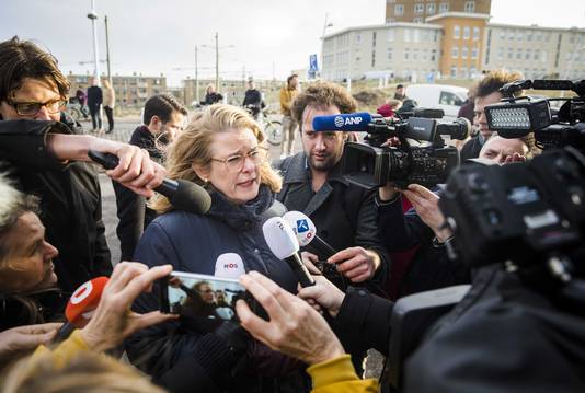 De Haagse burgemeester Pauline Krikke sprak op 1 januari in Scheveningen met een boze buurtbewoner  in het gebied waar de schade is ontstaan door de door lucht vliegende vonken van het grote vreugdevuur op het strand bij Scheveningen.