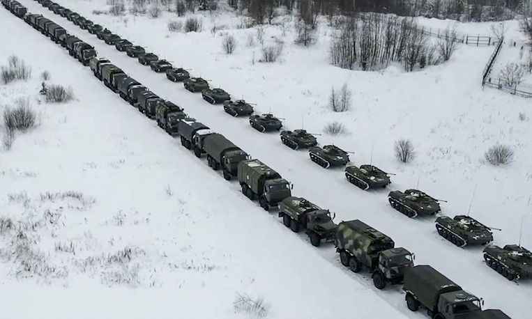 Russische militaire voertuigen staan klaar voor transport naar Kazachstan.  Beeld AFP