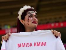 Emoties lopen bij spelers en fans van Iran hoog op, tranen op het veld en onrust rond het stadion